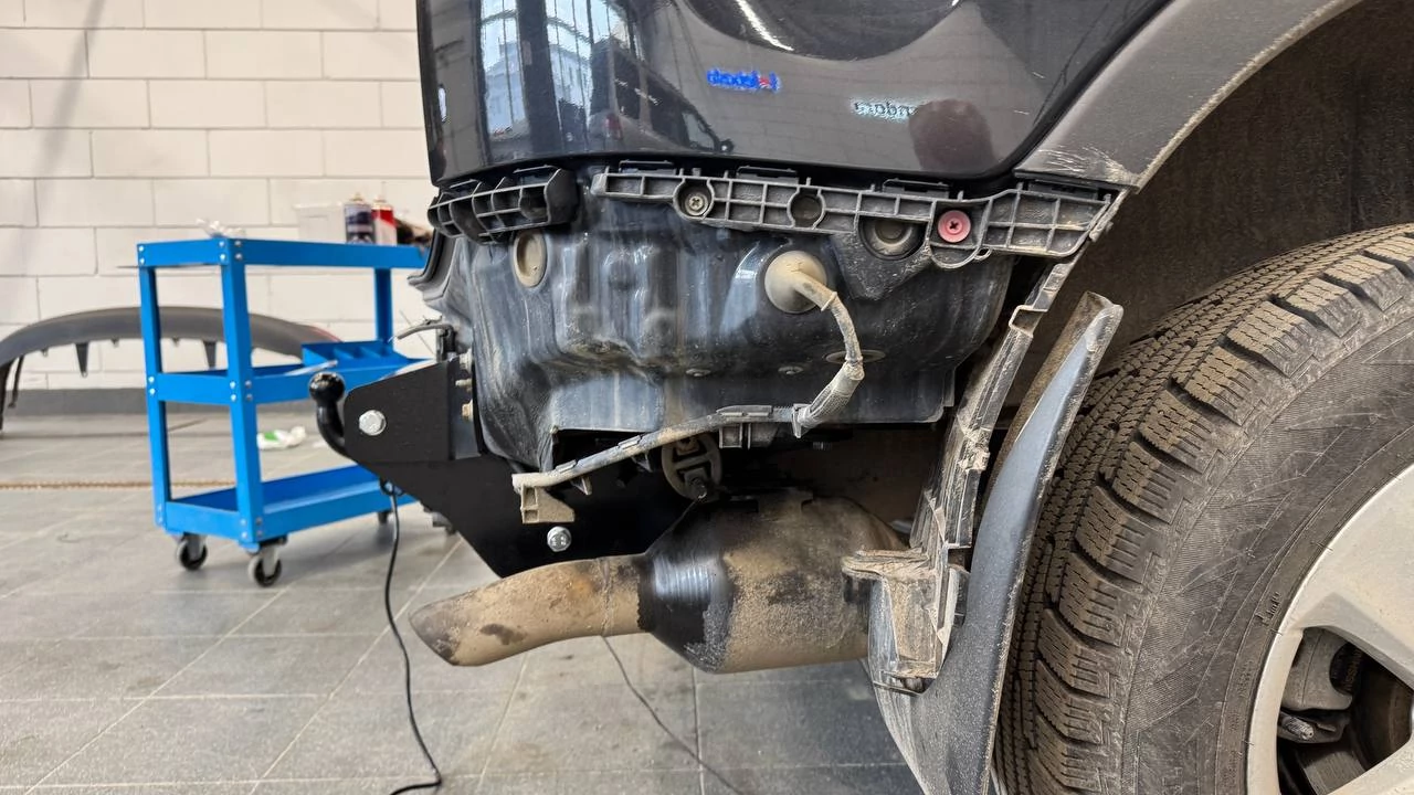 Установка фаркопа на Toyota RAV4
