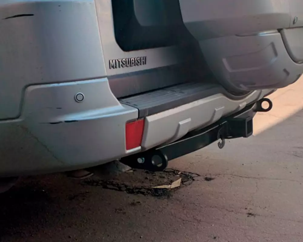 Фаркоп с хромированной накладкой Mitsubishi Pajero 2007-2020, Mitsubishi Pajero III 2000-2007 съемное крепление шара под американский квадрат - Фото 1